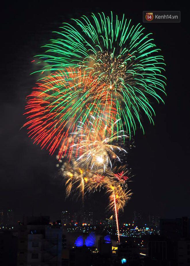 Chùm ảnh: Nhìn lại những màn pháo hoa đẹp mắt trên bầu trời Sài Gòn và Đà Nẵng trong đêm 30/4-1