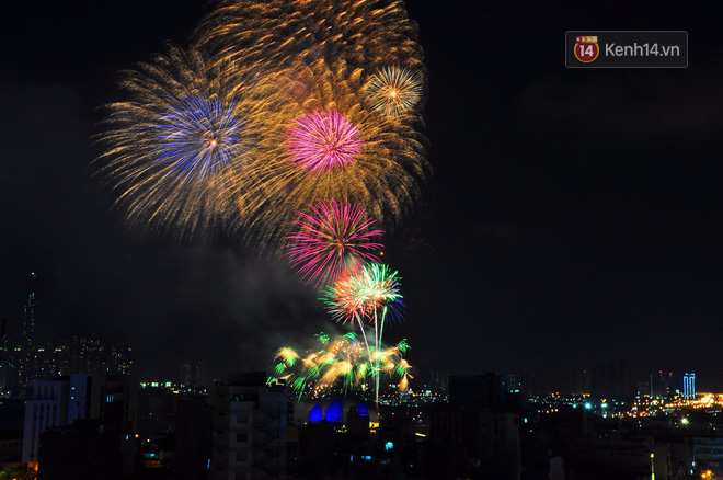 Chùm ảnh: Nhìn lại những màn pháo hoa đẹp mắt trên bầu trời Sài Gòn và Đà Nẵng trong đêm 30/4-3