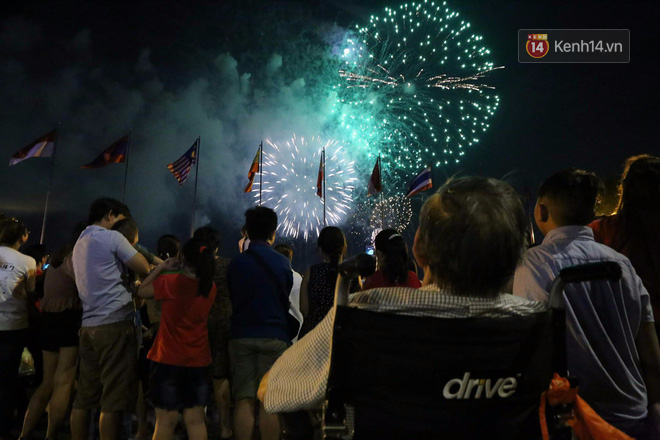Chùm ảnh: Nhìn lại những màn pháo hoa đẹp mắt trên bầu trời Sài Gòn và Đà Nẵng trong đêm 30/4-8