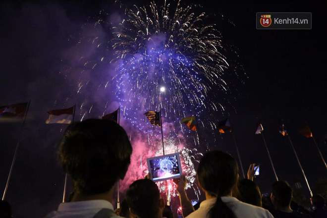 Chùm ảnh: Nhìn lại những màn pháo hoa đẹp mắt trên bầu trời Sài Gòn và Đà Nẵng trong đêm 30/4-10