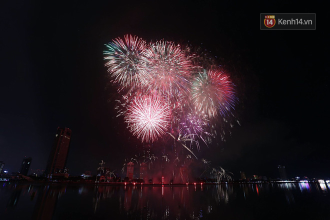 Chùm ảnh: Nhìn lại những màn pháo hoa đẹp mắt trên bầu trời Sài Gòn và Đà Nẵng trong đêm 30/4-11
