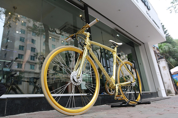 Lóa mắt trước chiếc xe đạp dát vàng dựng hững hờ trên vỉa hè Hà Nội-1