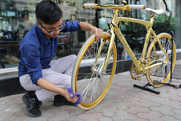 Lóa mắt trước chiếc xe đạp dát vàng dựng hững hờ trên vỉa hè Hà Nội-10
