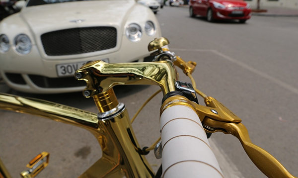 Lóa mắt trước chiếc xe đạp dát vàng dựng hững hờ trên vỉa hè Hà Nội-11