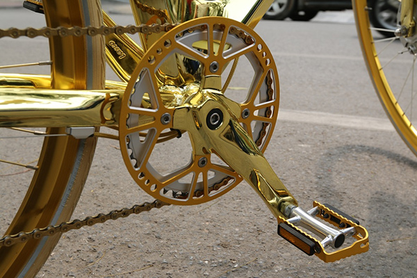 Lóa mắt trước chiếc xe đạp dát vàng dựng hững hờ trên vỉa hè Hà Nội-12