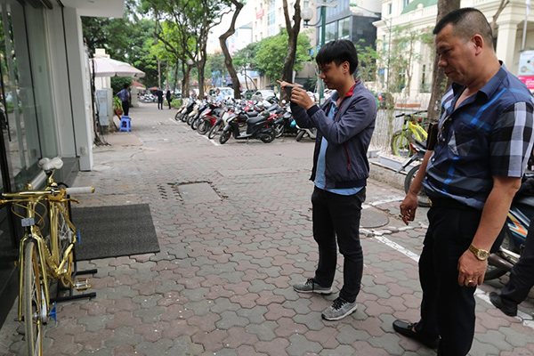 Lóa mắt trước chiếc xe đạp dát vàng dựng hững hờ trên vỉa hè Hà Nội-14