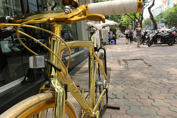 Lóa mắt trước chiếc xe đạp dát vàng dựng hững hờ trên vỉa hè Hà Nội-2