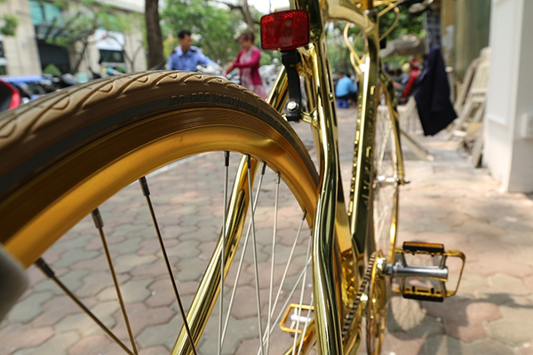 Lóa mắt trước chiếc xe đạp dát vàng dựng hững hờ trên vỉa hè Hà Nội-3