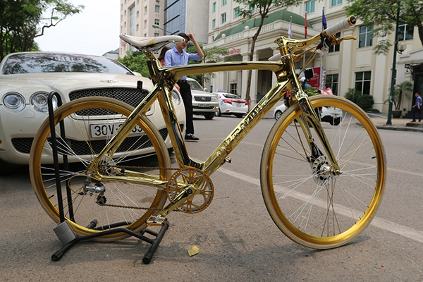 Lóa mắt trước chiếc xe đạp dát vàng dựng hững hờ trên vỉa hè Hà Nội-4