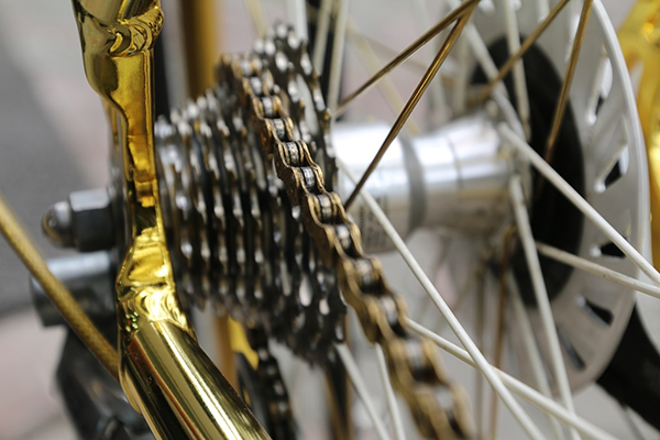 Lóa mắt trước chiếc xe đạp dát vàng dựng hững hờ trên vỉa hè Hà Nội-5