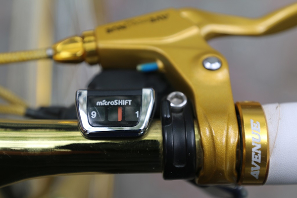 Lóa mắt trước chiếc xe đạp dát vàng dựng hững hờ trên vỉa hè Hà Nội-6