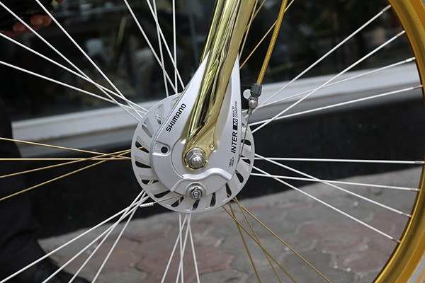 Lóa mắt trước chiếc xe đạp dát vàng dựng hững hờ trên vỉa hè Hà Nội-7