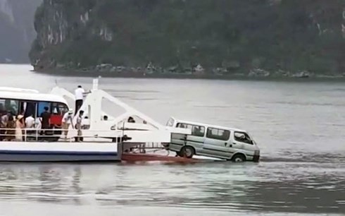 Ô tô suýt rơi xuống biển từ phà Tuần Châu – Cát Bà-1