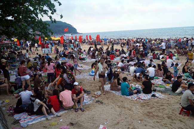 Ảnh: Biển Đồ Sơn đông nghịt người chen đứng chen ngồi dịp nghỉ lễ-10