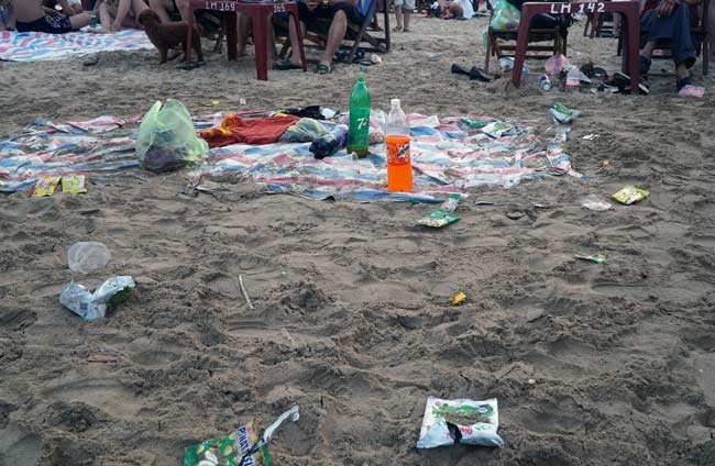 Ảnh: Biển Đồ Sơn đông nghịt người chen đứng chen ngồi dịp nghỉ lễ-11