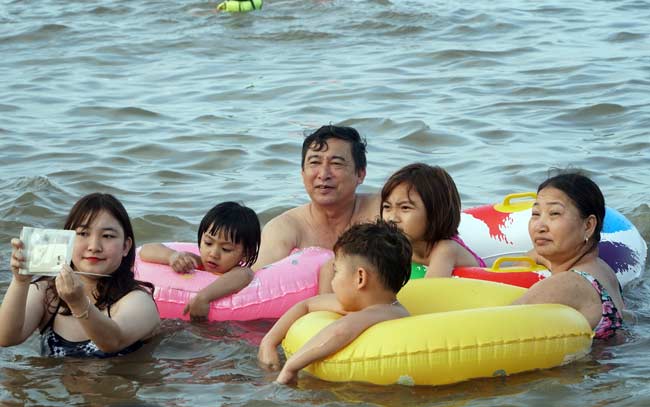 Ảnh: Biển Đồ Sơn đông nghịt người chen đứng chen ngồi dịp nghỉ lễ-13