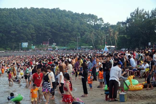 Ảnh: Biển Đồ Sơn đông nghịt người chen đứng chen ngồi dịp nghỉ lễ-15