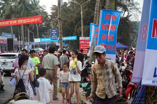 Ảnh: Biển Đồ Sơn đông nghịt người chen đứng chen ngồi dịp nghỉ lễ-2