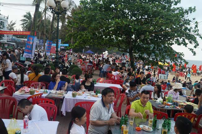 Ảnh: Biển Đồ Sơn đông nghịt người chen đứng chen ngồi dịp nghỉ lễ-4