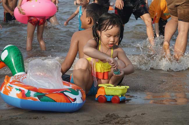 Ảnh: Biển Đồ Sơn đông nghịt người chen đứng chen ngồi dịp nghỉ lễ-5