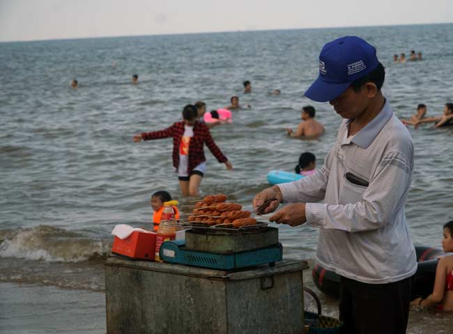 Ảnh: Biển Đồ Sơn đông nghịt người chen đứng chen ngồi dịp nghỉ lễ-9