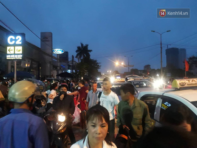 Hơn 4h sáng ngày 1/5, dòng người đã ùn ùn đổ về Hà Nội sau kỳ nghỉ lễ kéo dài-3