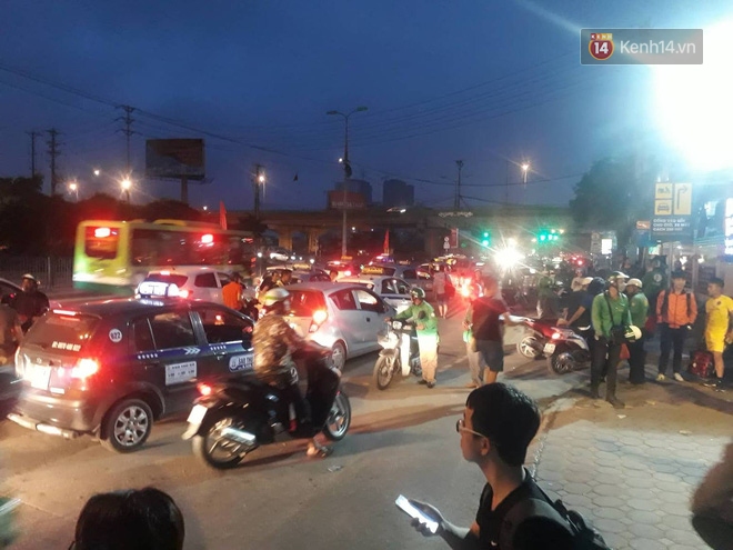 Hơn 4h sáng ngày 1/5, dòng người đã ùn ùn đổ về Hà Nội sau kỳ nghỉ lễ kéo dài-4