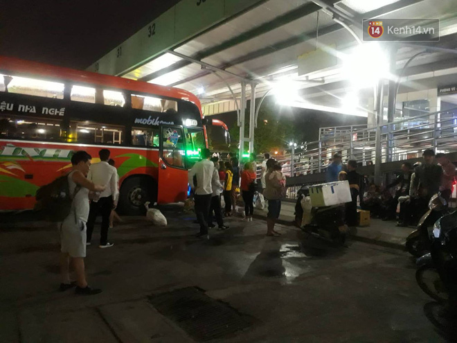 Hơn 4h sáng ngày 1/5, dòng người đã ùn ùn đổ về Hà Nội sau kỳ nghỉ lễ kéo dài-7