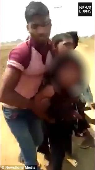 Thiếu nữ Ấn Độ bị quấy rối tình dục tập thể giữa ban ngày-1