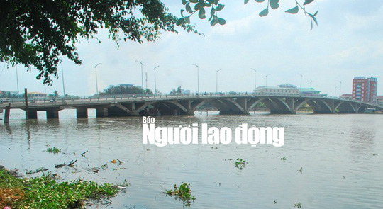 Nhảy cầu tự tử vì nhận ảnh bạn gái có người yêu mới-1