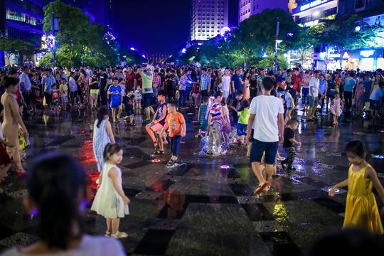 Nhức mắt với cảnh tắm tiên” giải nhiệt trên phố đi bộ Nguyễn Huệ-1