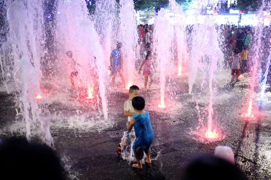 Nhức mắt với cảnh tắm tiên” giải nhiệt trên phố đi bộ Nguyễn Huệ-2