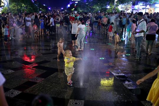 Nhức mắt với cảnh tắm tiên” giải nhiệt trên phố đi bộ Nguyễn Huệ-3
