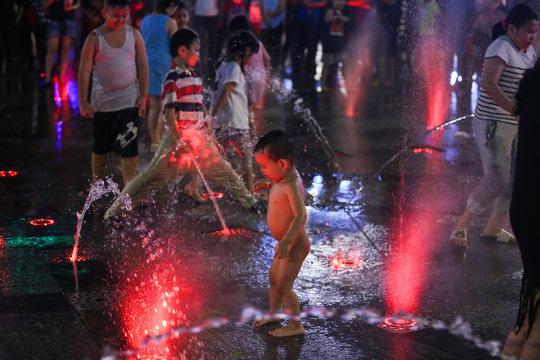 Nhức mắt với cảnh tắm tiên” giải nhiệt trên phố đi bộ Nguyễn Huệ-4