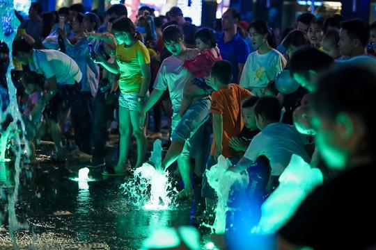 Nhức mắt với cảnh tắm tiên” giải nhiệt trên phố đi bộ Nguyễn Huệ-10