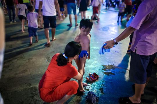 Nhức mắt với cảnh tắm tiên” giải nhiệt trên phố đi bộ Nguyễn Huệ-11