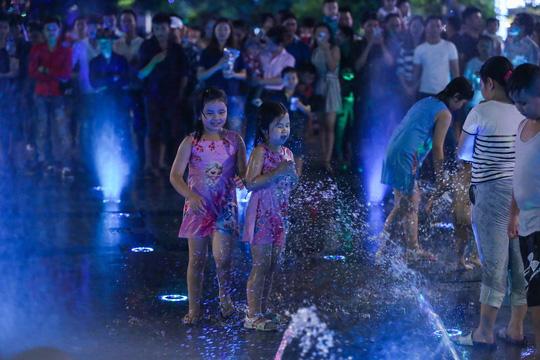Nhức mắt với cảnh tắm tiên” giải nhiệt trên phố đi bộ Nguyễn Huệ-12