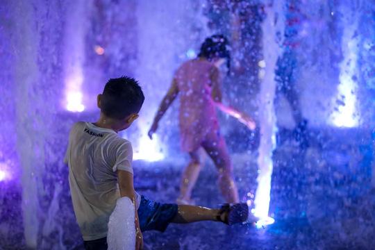 Nhức mắt với cảnh tắm tiên” giải nhiệt trên phố đi bộ Nguyễn Huệ-13