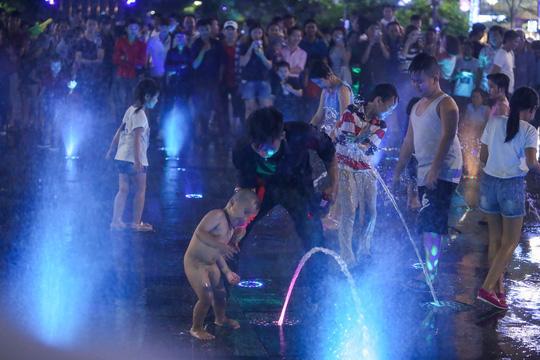 Nhức mắt với cảnh tắm tiên” giải nhiệt trên phố đi bộ Nguyễn Huệ-5