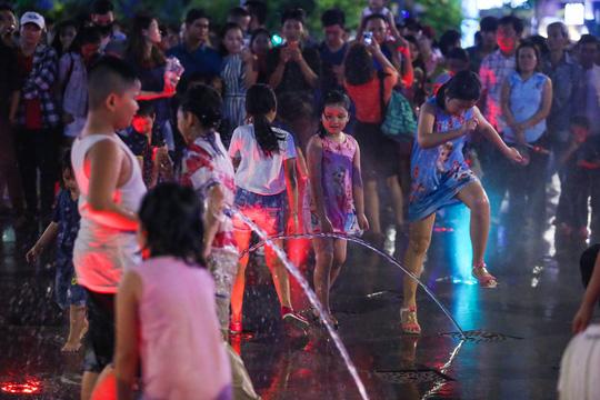 Nhức mắt với cảnh tắm tiên” giải nhiệt trên phố đi bộ Nguyễn Huệ-6