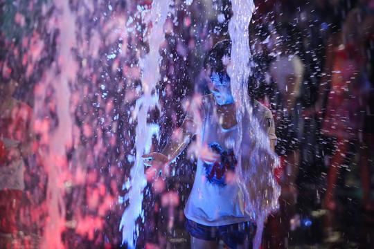 Nhức mắt với cảnh tắm tiên” giải nhiệt trên phố đi bộ Nguyễn Huệ-7