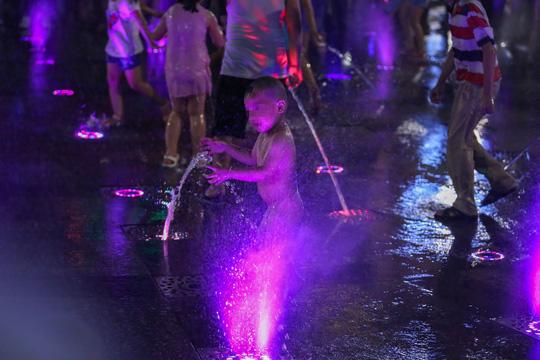 Nhức mắt với cảnh tắm tiên” giải nhiệt trên phố đi bộ Nguyễn Huệ-8