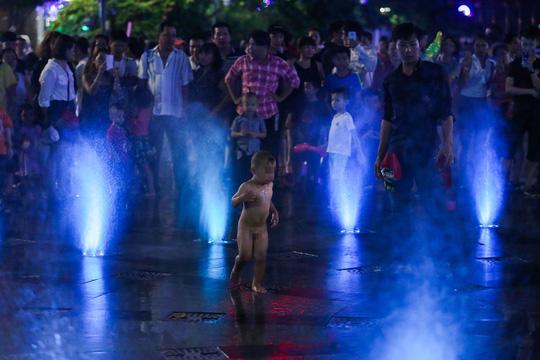 Nhức mắt với cảnh tắm tiên” giải nhiệt trên phố đi bộ Nguyễn Huệ-9
