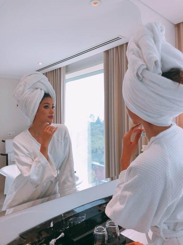 Phạm Hương, Kỳ Duyên hóa quý cô sang chảnh với thời trang... khăn tắm-2