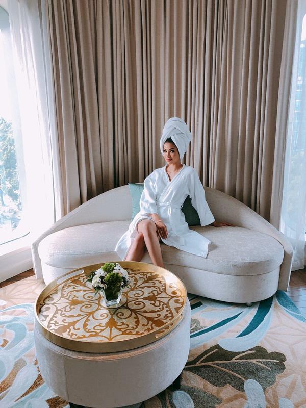 Phạm Hương, Kỳ Duyên hóa quý cô sang chảnh với thời trang... khăn tắm-3