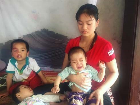 Chồng mất vì tai nạn, người vợ trẻ “gồng gánh” chăm con song sinh 1 bại não, 1 mù lòa