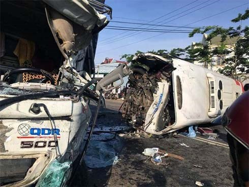 Xe khách và xe tải đối đầu thảm khốc, 10 người thương vong