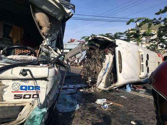 Xe khách và xe tải đối đầu thảm khốc, 10 người thương vong-1