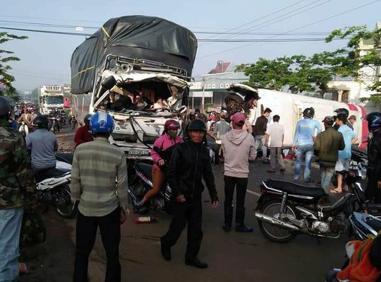 Xe khách và xe tải đối đầu thảm khốc, 10 người thương vong-2