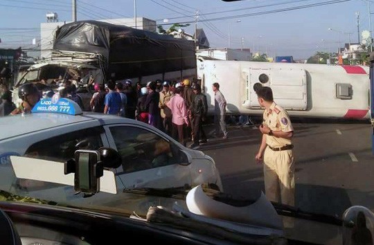 Xe khách và xe tải đối đầu thảm khốc, 10 người thương vong-3